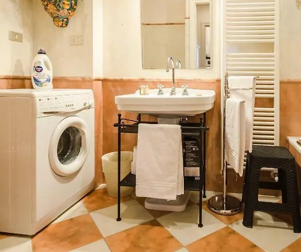 Lupari Apartment, Palazzo Storico Sotto Le Due Torri Apartmán